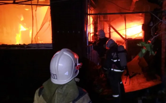 В полночь на юго-востоке от Астрахани три часа горел многоквартирный дом