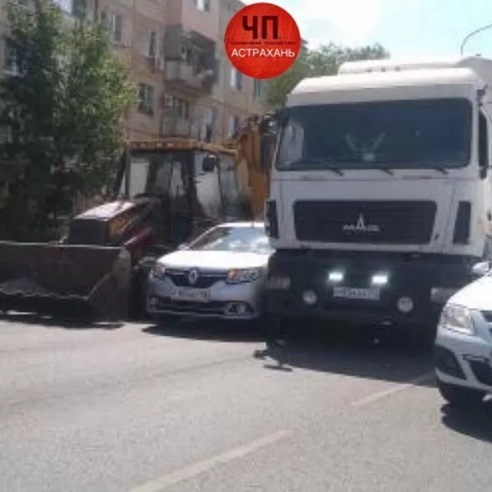 Безбашенный. В Астрахани водитель Яндекс.Такси застрял между трактором и МАЗом
