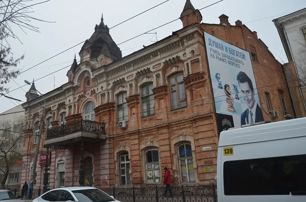 В центре Астрахани восстановили фасад уникального исторического здания