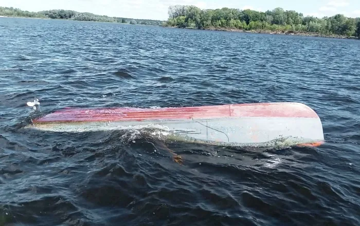 На юге Астраханской области опрокинулась моторка с 4 иногородними отдыхающими