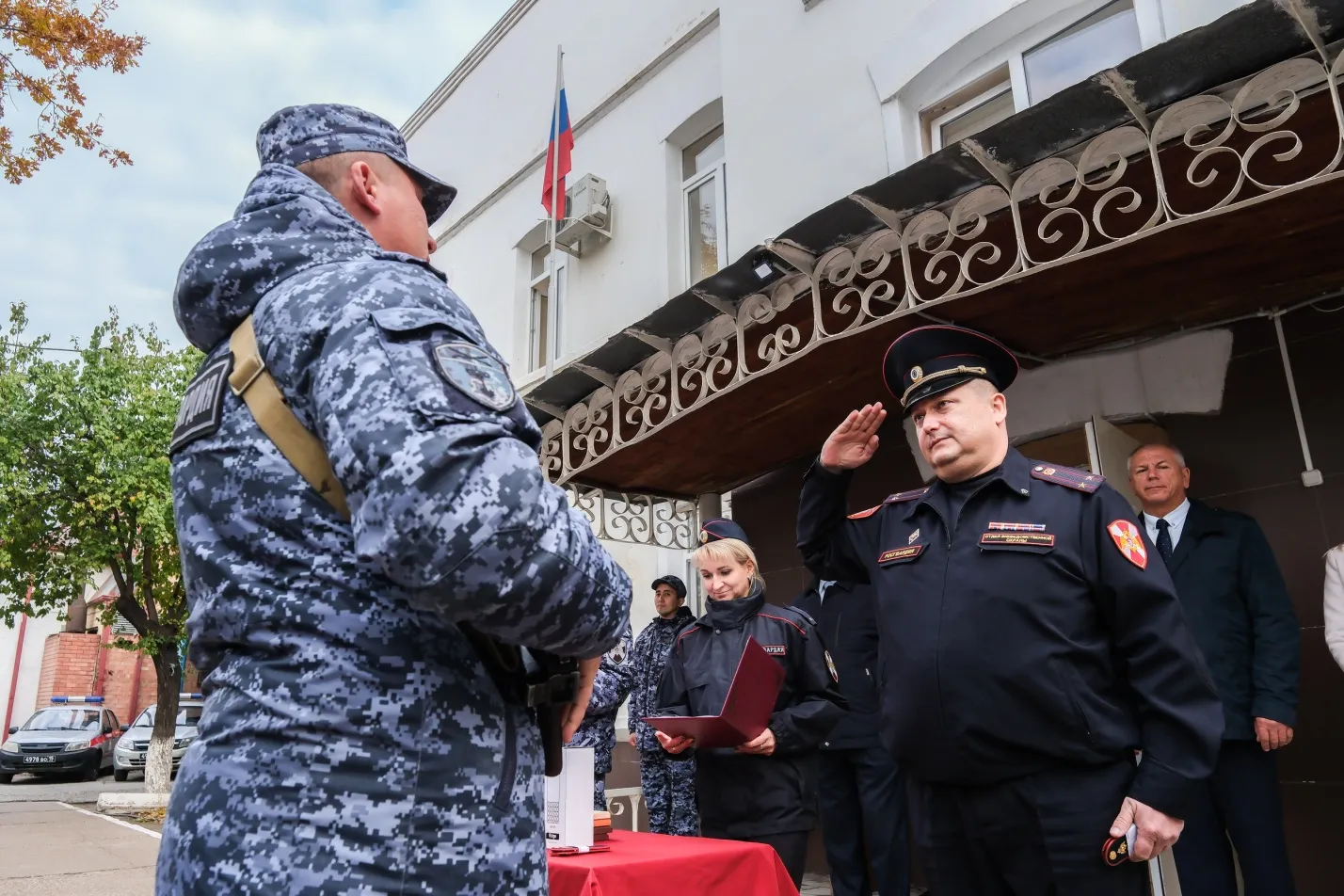 В Астрахани сотрудников вневедомственной охраны Росгвардии поздравили с профессиональным праздником