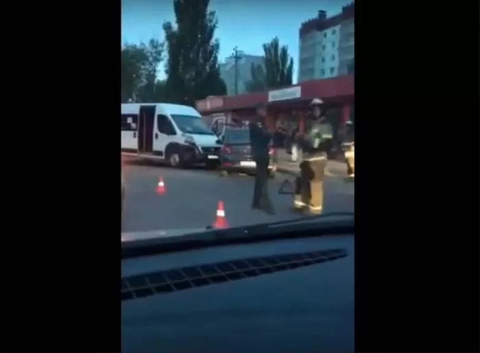 В Астрахани столкнулись маршрутка с иномаркой: видео