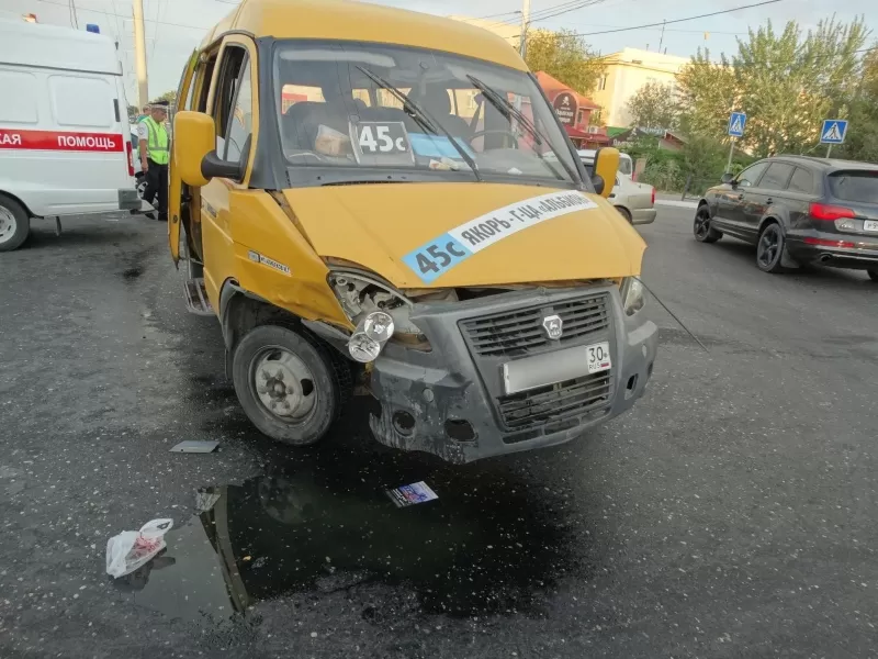 В Астрахани столкнулись маршрутка и иномарка: пятеро пострадавших