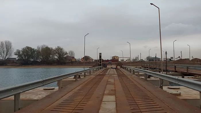 Уникальный наплавной мост под Астраханью стал жертвой юридических разногласий. Что делать людям