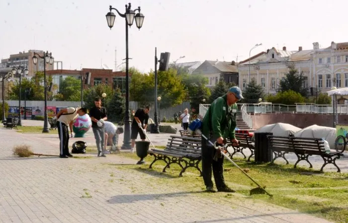 В Астрахани помыли променад и лестницы на набережной Волги