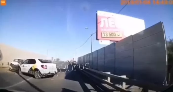 На Кирикилинском мосту в Астрахани произошло жёсткое ДТП. Видео