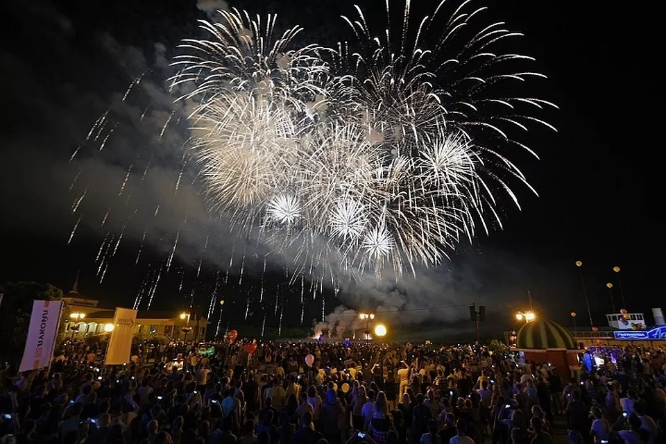 День города астраханцы отметят фестивалем цветов и торжественным открытием мемориала 