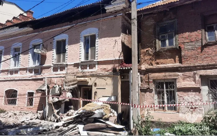 В центре Астрахани обрушилась кровля двухэтажного жилого дома