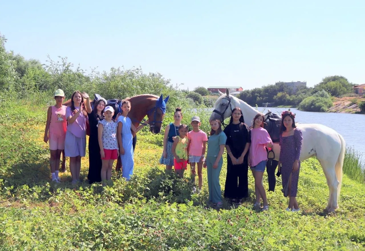 Для 12 воспитанников астраханского центра «Улитка» провели конную прогулку