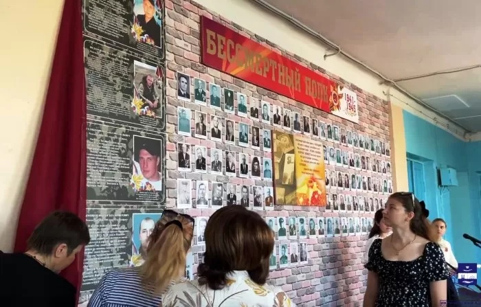 В сельской школе под Астраханью открылся стенд из четырех мемориальных досок памяти погибших участников СВО 
