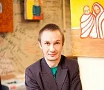 Художник-инвалид из Астрахани продает картины и кров, чтобы оплатить долги по коммуналке