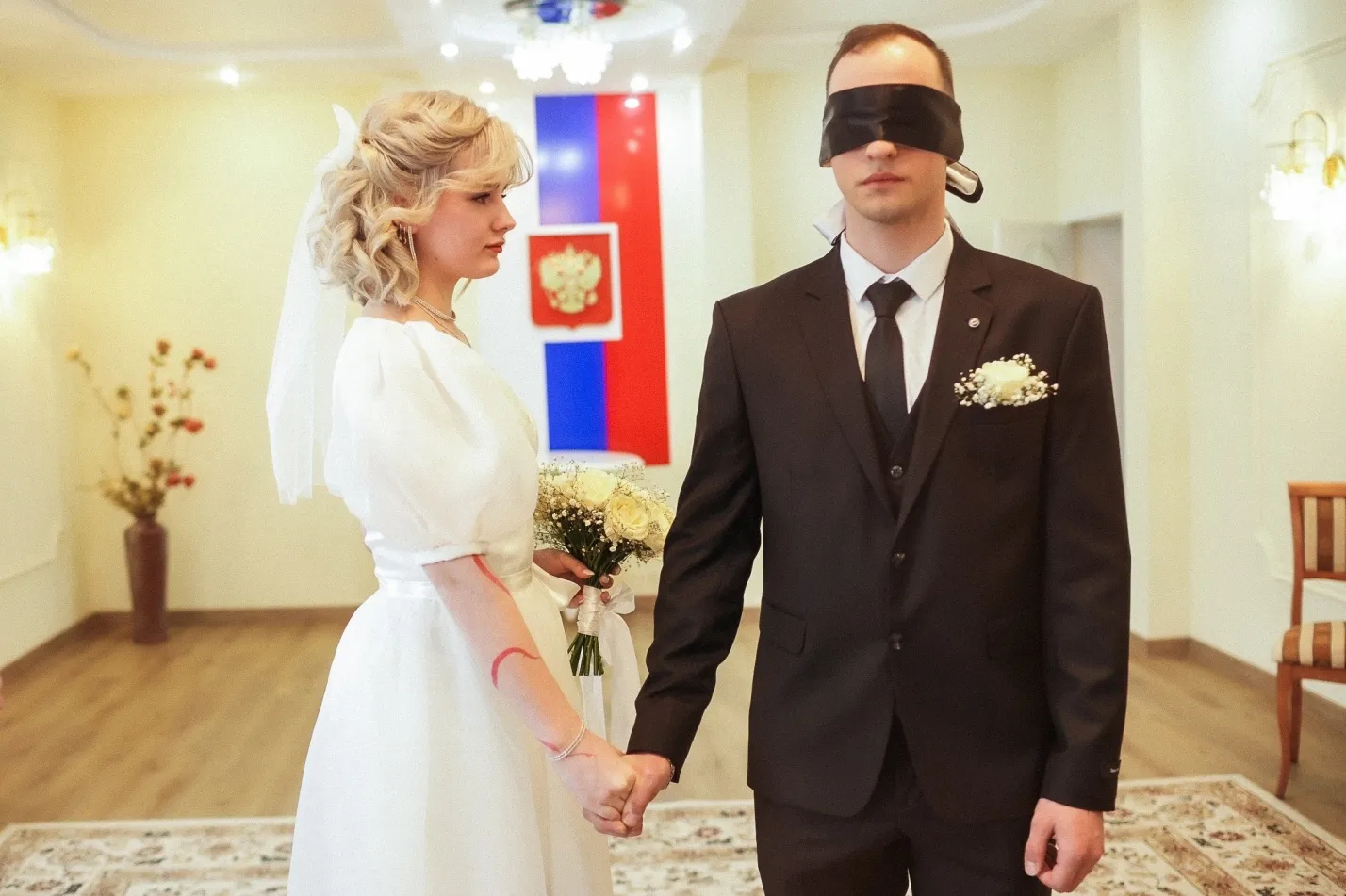Астраханский ЗАГС провел необычную церемонию с завязанными глазами у жениха