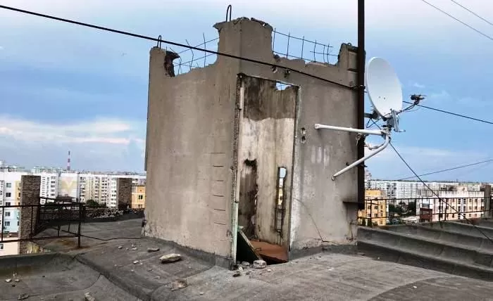 В Астрахани обрушилось чердачное помещение на крыше девятиэтажки