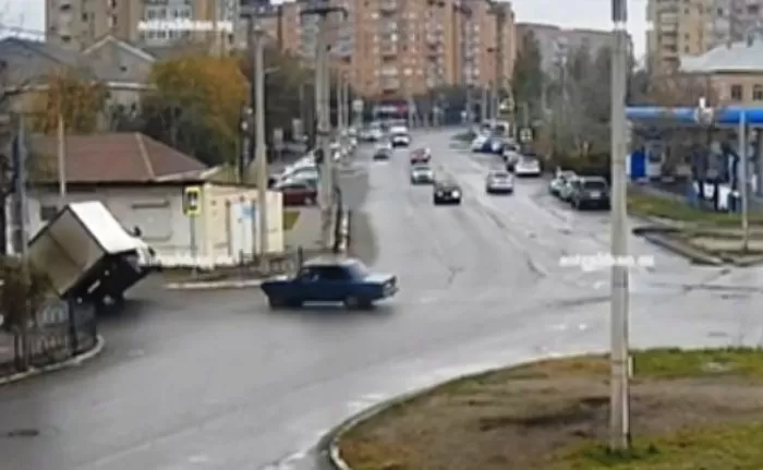 В Астрахани на кольце Сумасшествия опрокинулась грузовая «Газель»