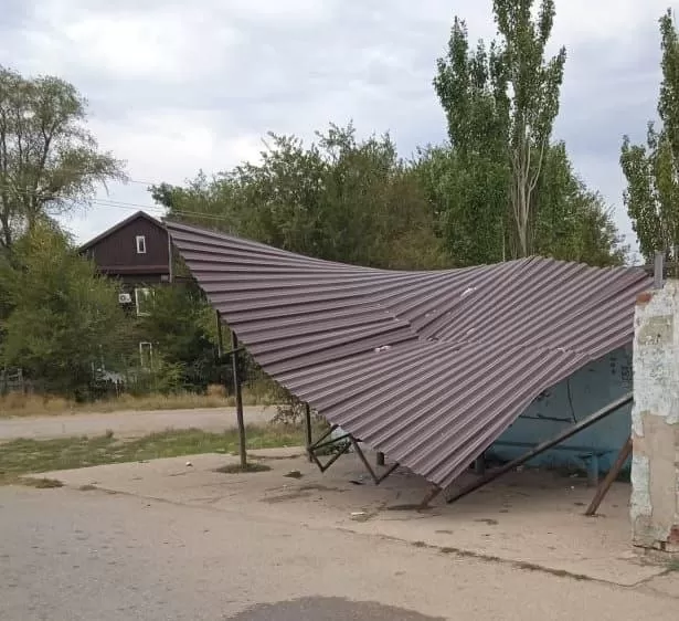 В Астрахани подростки разнесли автобусную остановку 