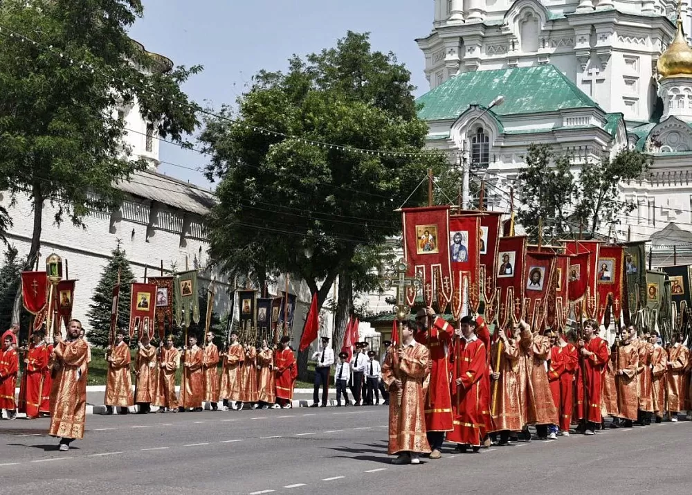 Более тысячи астраханцев прошли Крестный ход в честь Дня славянской письменности и культуры 