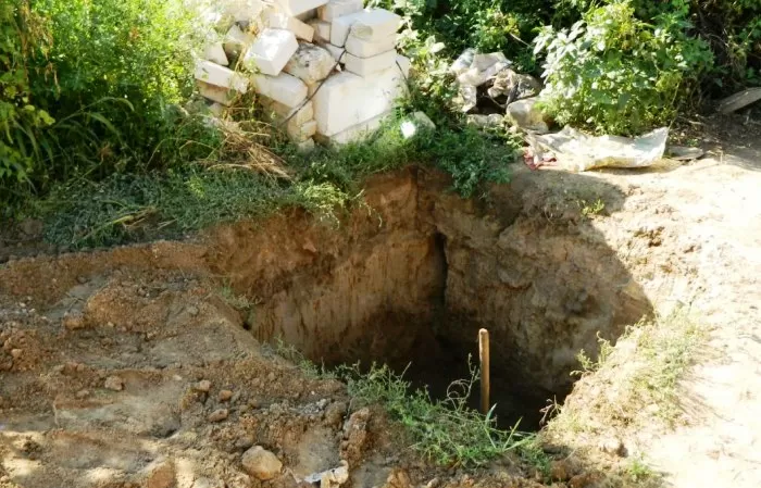 В астраханском селе застолье завершилось смертельной дракой и выкидыванием трупа в выгребную яму
