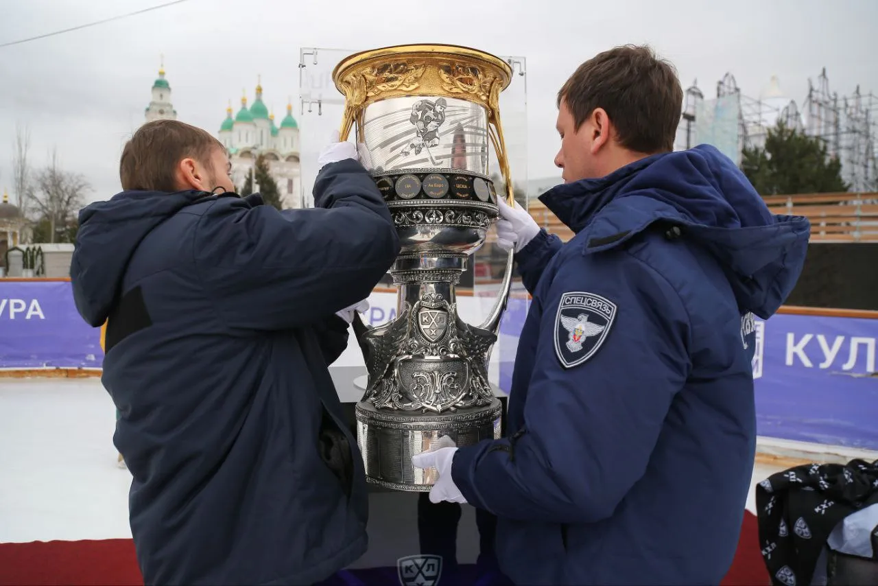 Легендарные хоккеисты привезли в Астрахань Кубок Гагарина