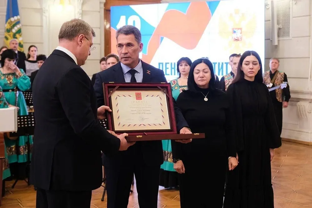 Астраханский губернатор вручил  Фаилю Бердиеву награду погибшего сына - Золотую Звезду Героя 