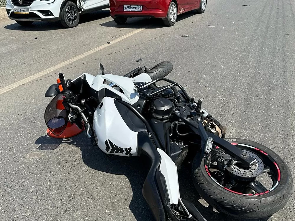 В Астрахани на Мясокомбинатовском мосту в ДТП погиб мотоциклист