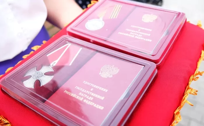 В Камызякском районе вручили награды родителям военнослужащих, погибших в СВО