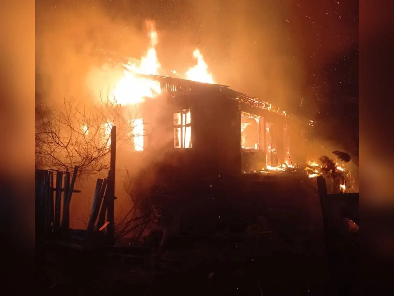 Астраханцы сняли на видео крупный пожар в Трусовском районе