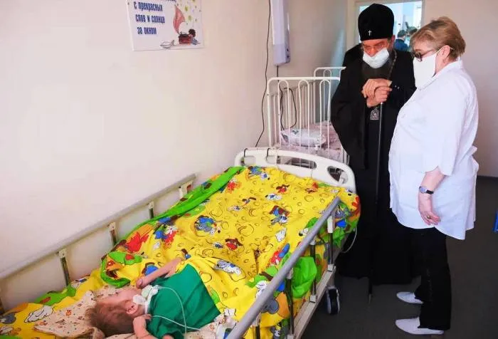 Астраханский митрополит посетил детское паллиативное отделение и вручил детям подарки