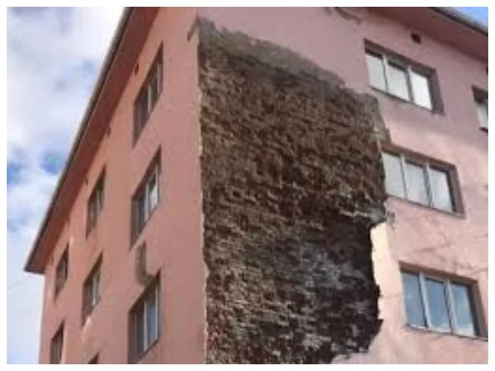 Жители аварийного общежития в Астрахани просят помощи у главы СК России. Бастрыкин в курсе дела