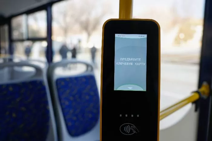 Более 95 тысяч оплат за проезд в астраханских автобусах совершили бесконтактным способом