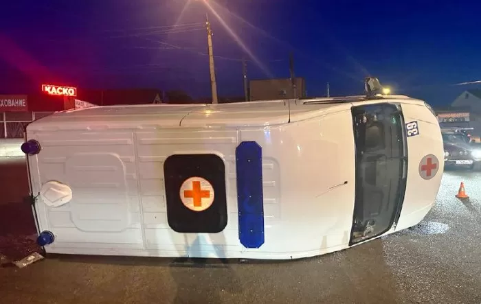 На правобережье Астрахани срочно доставлявшая в больницу пациентку машина скорой столкнулась с иномаркой и опрокинулась