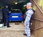 В Астрахани приставы изъяли автомобиль должника из чужого гаража