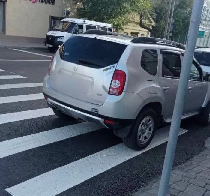Астраханца наказали за парковку на зебре