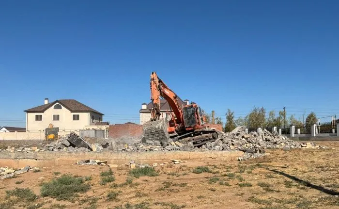 В Астрахани демонтирован очередной долгострой на Аэропортовском шоссе