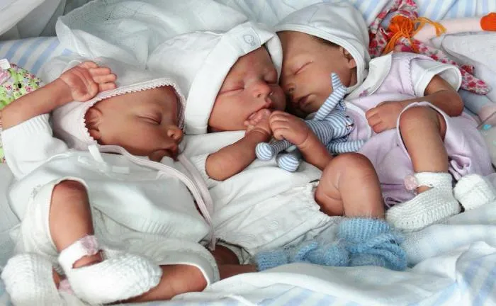 Теперь в Астраханской области  при рождении тройни за каждого нового ребенка семья получит сто тысяч