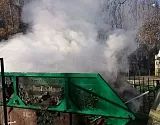 В Астрахани сожгли пять мусорных евроконтейнеров