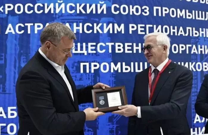 Астраханского губернатора наградил своей медалью РСПП