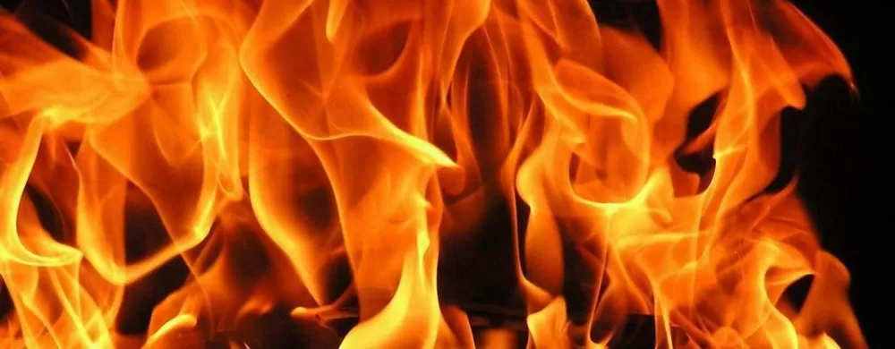 В Астрахани по неосторожности спалили сразу три гаража