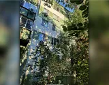 В Астрахани из окна на пятом этаже выпала женщина
