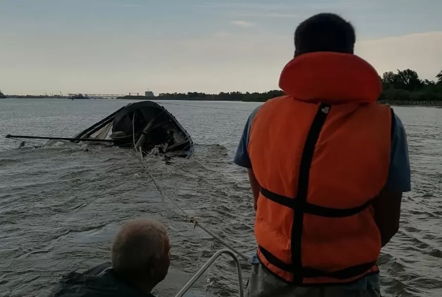 Штормовой ветер в Астрахани переворачивал на реке лодки с людьми