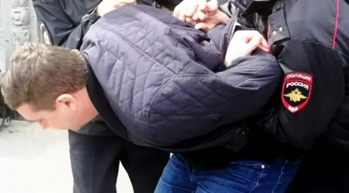 В Астраханской области привезенный в больницу мужчина стал душить одного полицейского, а затем ударил ногой в голову другого 