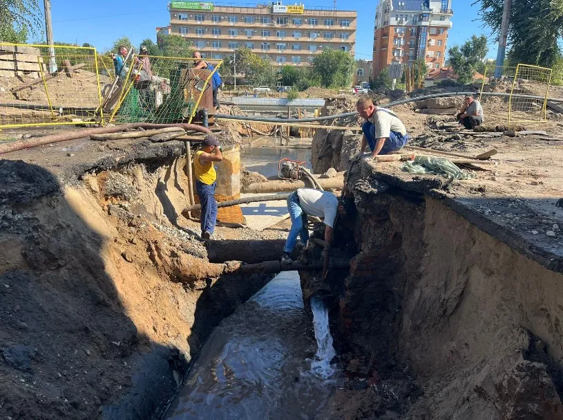 В центре Астрахани из-за аварии на сетях пропала вода