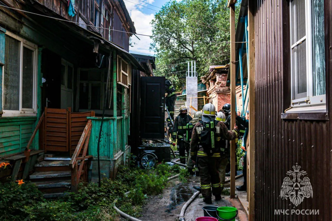 В Астрахани подросток получил ожоги на пожаре в старом фонде