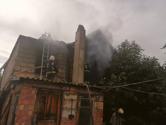 Под Астраханью горит двухэтажный жилой дом