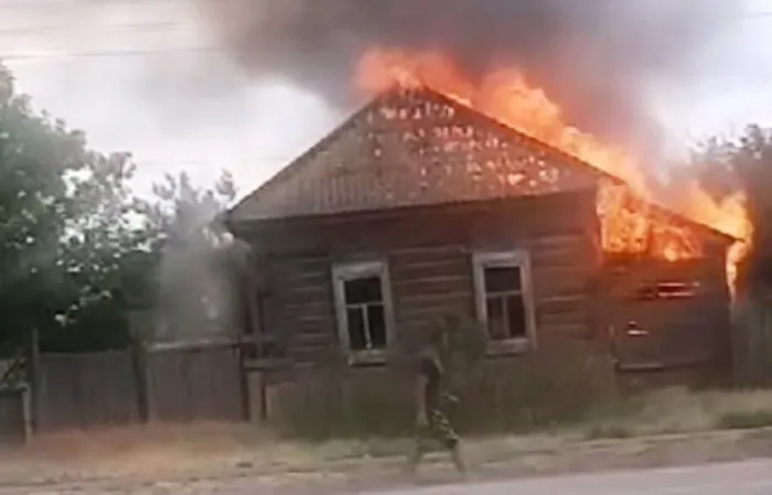 Брошенной на пол сигаретой астраханец спровоцировал пожар дома и гибель женщины