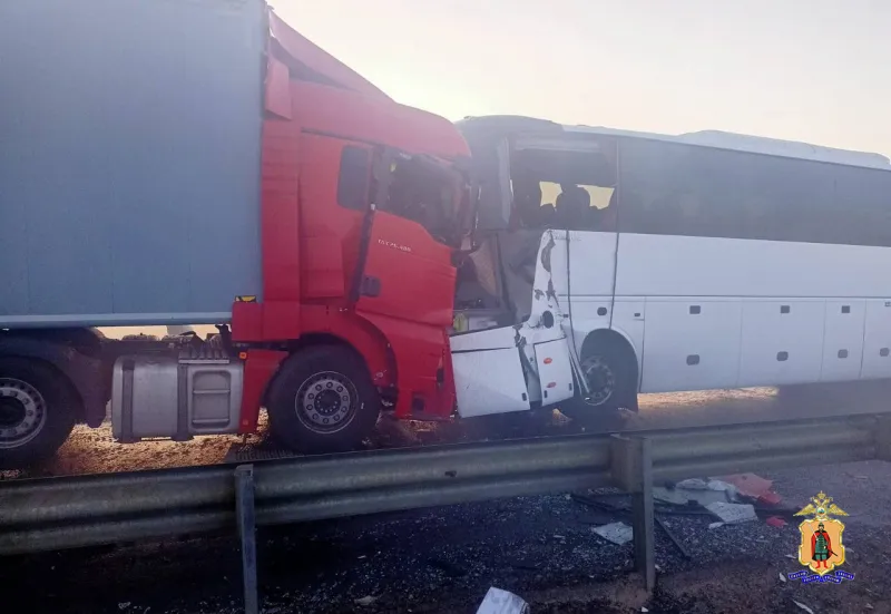Автобус Астрахань – Москва столкнулся с фурой, есть погибший и пострадавшие