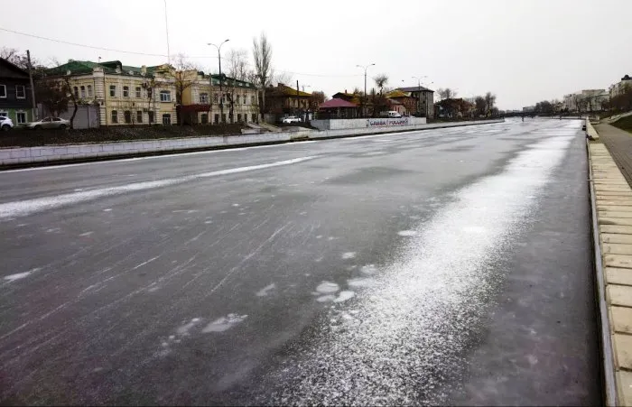 Жителей Астрахани предупреждают: выходить на лед городских водоемов нельзя!