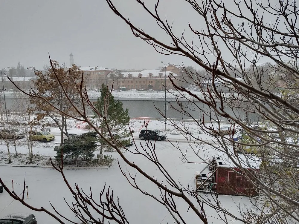Астрахань накрыло снегом, в течение дня погода ухудшится