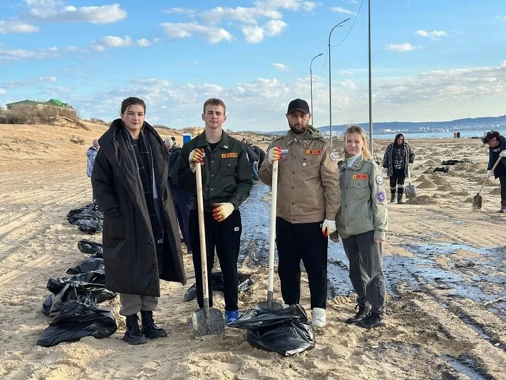 Пятнадцать астраханцев ликвидируют разлив мазута на Черноморском побережье