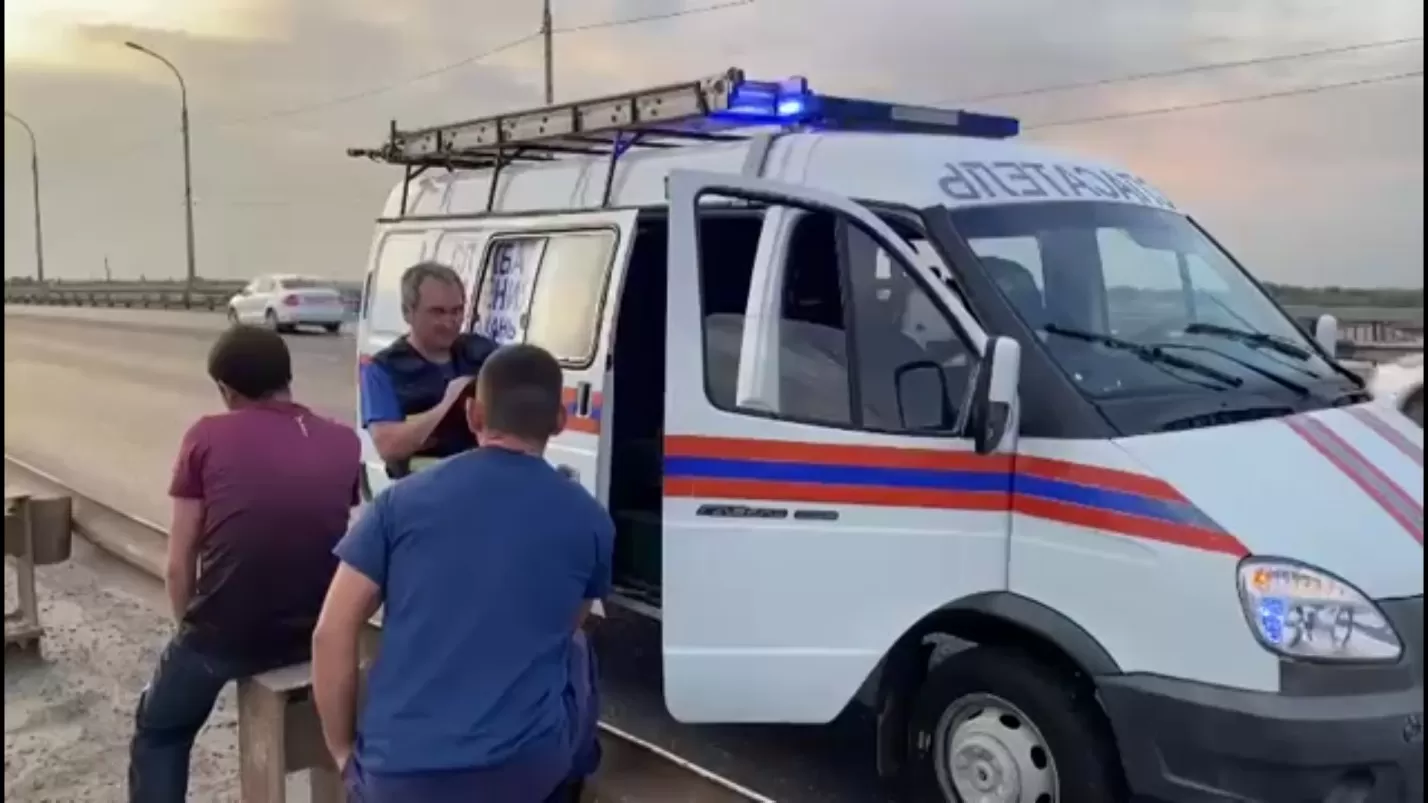 Астраханцы спасли мужчину от попытки суицида на Новом мосту