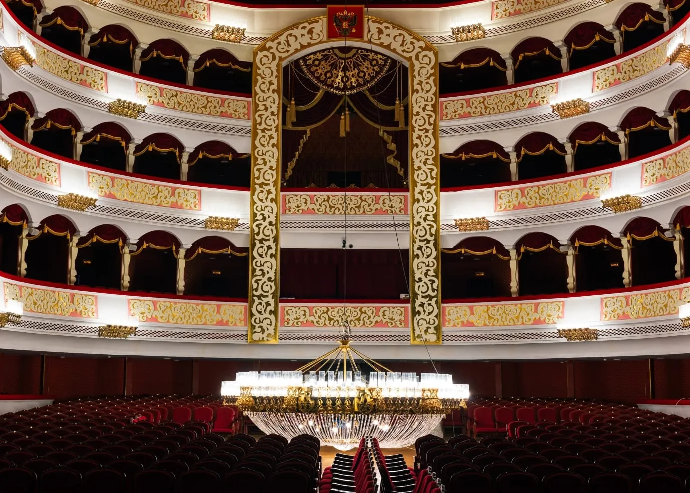 Астраханцев приглашают на спуск люстры в театр оперы и балета